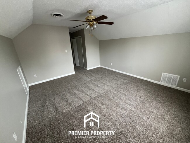 Building Photo - 3-Bedroom Single-Family Home for Rent in Memphis, TN - Vaulted Ceilings & Fenced Yard