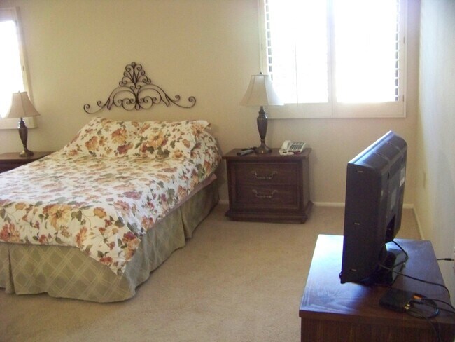 Building Photo - Great Home in Retirement  Community Furnished Vacation Rental