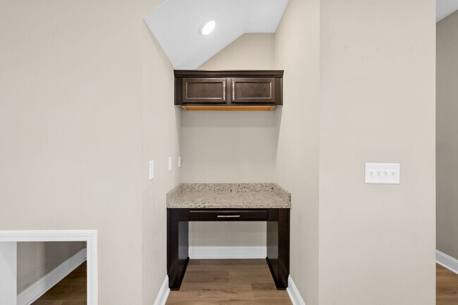 Building Photo - Luxury Meets Comfort: 5-Bed Beauty with Ch...