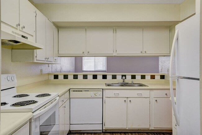 Building Photo - 6750 Del Rey Ave
