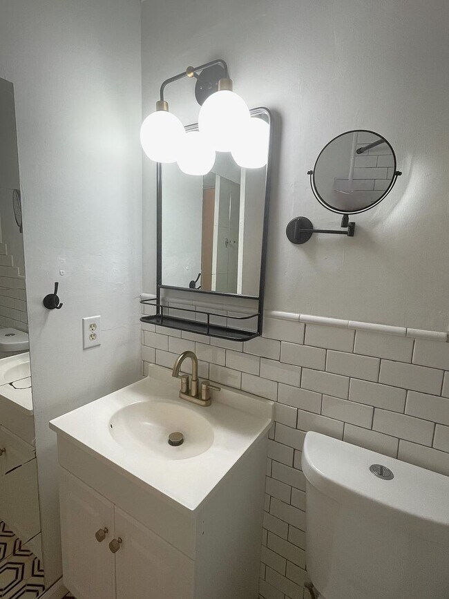 Building Photo - Excellent 3 Bedroom Home Minutes from Down...