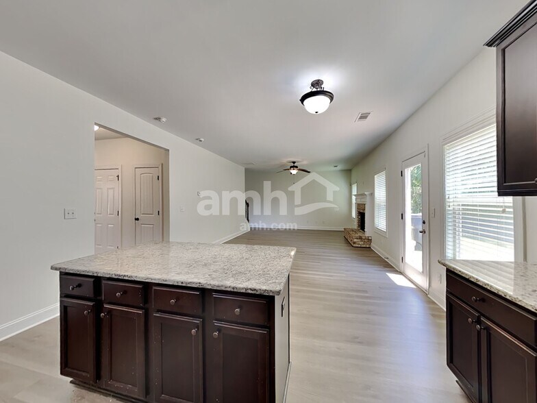 Building Photo - 1078 Hartwell Rd