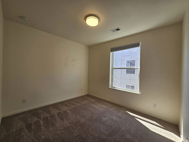 Building Photo - 868 Kalamath St