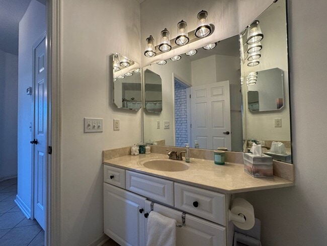 Building Photo - Gorgeous 3BD/2BA Waterfront Corner Unit in Gated Community!