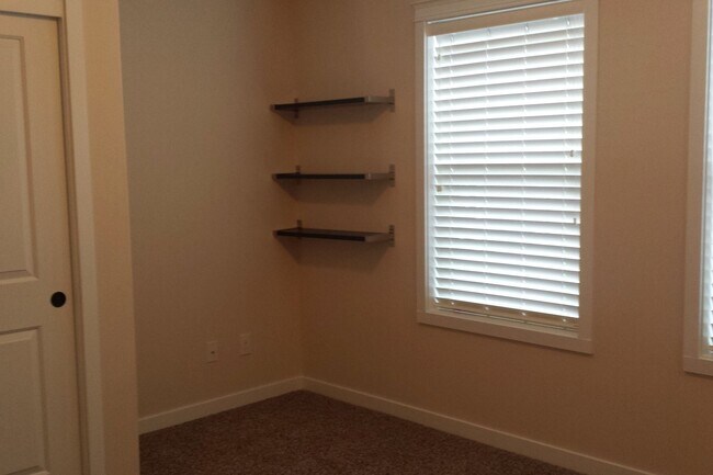 Building Photo - Spacious & Beautiful Home in Great Locatio...