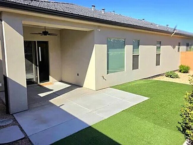 Building Photo - 3 Bedroom Home In 55+ Community!