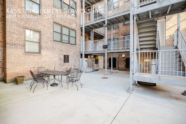 Building Photo - 6857 S Ridgeland Ave