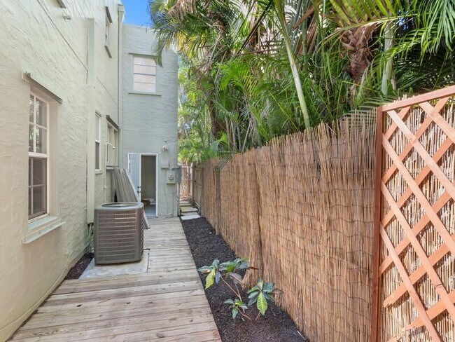 Building Photo - 209 Lytton Ct