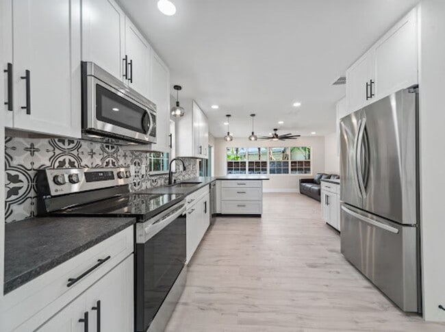 Building Photo - Completely Renovated 3/2 in Lake Conway Es...