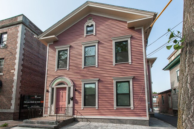 Building Photo - 1371 Chapel St