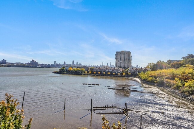 Building Photo - 17 Moorings Ln