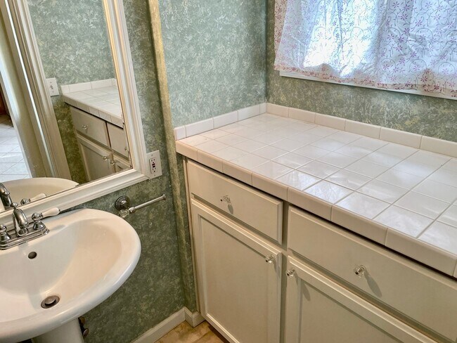 Building Photo - Coveted Laurelhurst Craftsman, Detached Garage, A/C, Hardwoods...A Rare Listing!