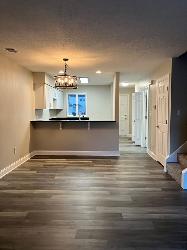 Building Photo - 3 bedroom 2.5 Bath condo for rent in the h...