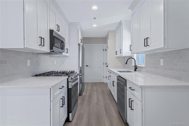 Building Photo - 110 School St