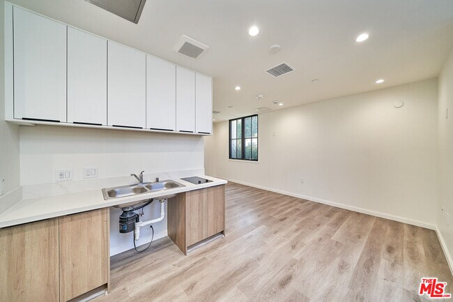 Building Photo - 951 S Wilton Pl