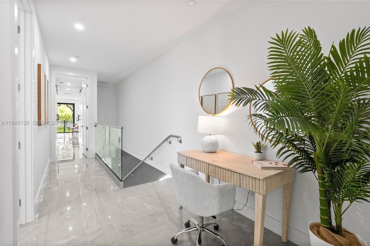 Building Photo - 325 SW 16th St