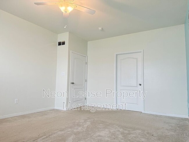 Building Photo - 214 Redstone Ct