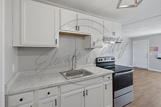 Building Photo - Two Bedroom Duplex in Madison on Special!