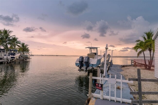 Building Photo - 325 Calusa St