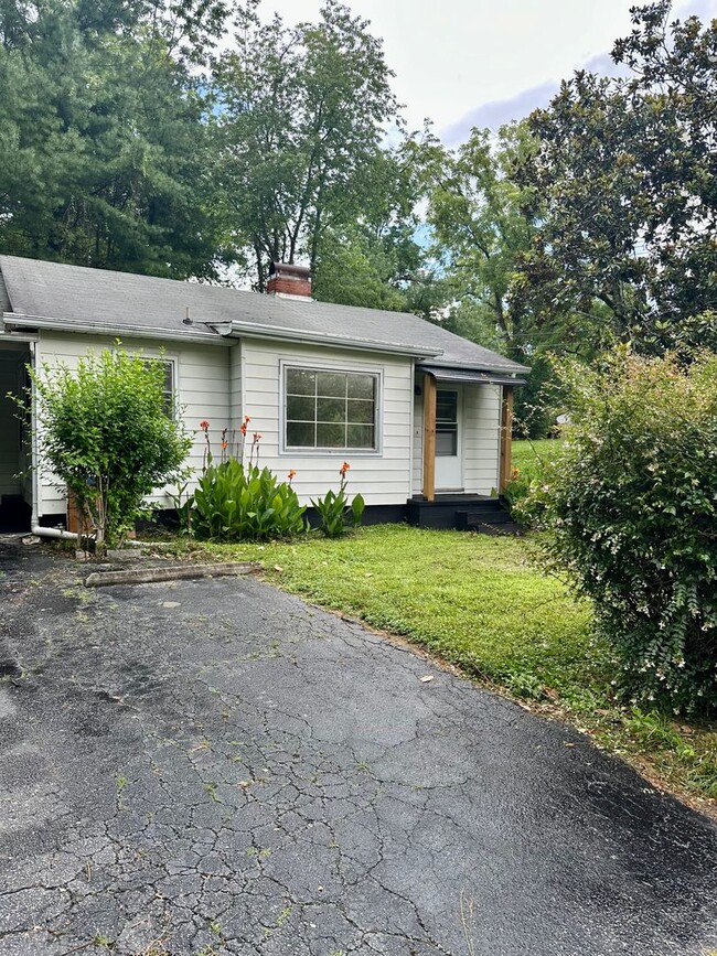Building Photo - Cute 2 Bedroom, 1 Bathroom Home Minutes fr...