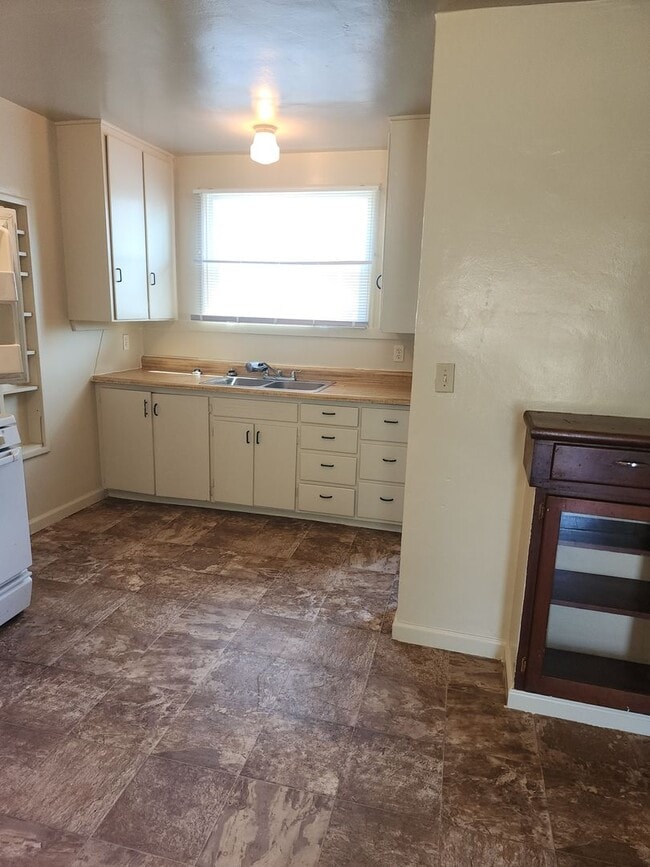 Building Photo - Escalon cute 2 bedroom duplex w/garage