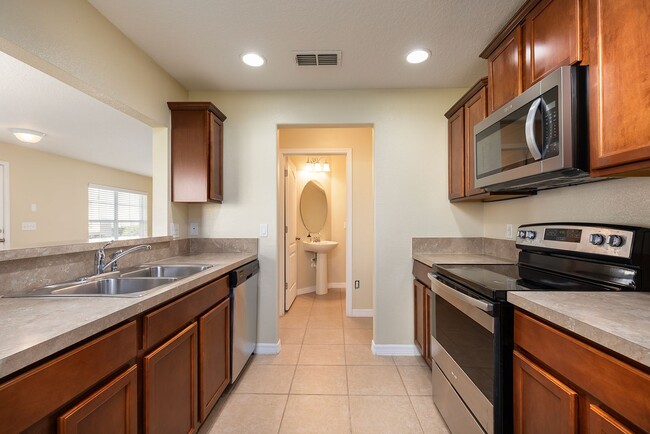 Building Photo - PRISTINE CLEAN 3 BDRM TOWNHOUSE IN SANFORD!