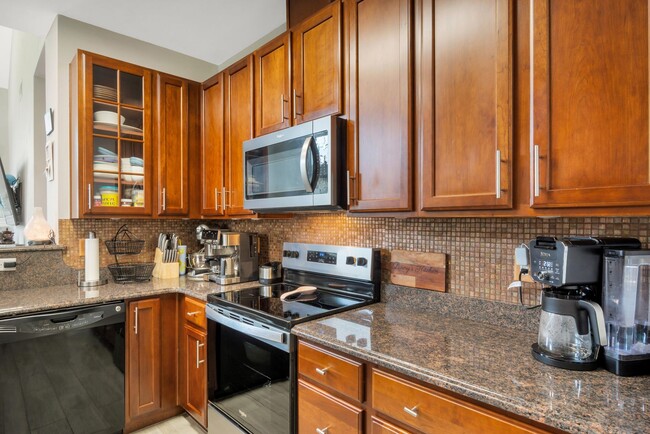Building Photo - Stunning and Spacious 3 Bedroom 2.5 Bath C...