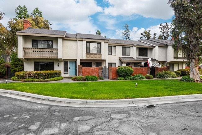 Building Photo - Newly updated 3 bed / 1.5 bath townhome in the desirable Sherwood Village