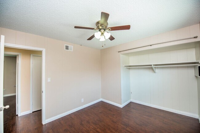 Building Photo - Single Family Stunner!