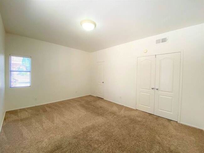 Building Photo - Desirable 2 Bedroom 2.5 Bathroom Townhome ...