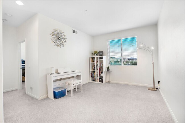 Building Photo - Beautiful 5 Bedroom Custom-Built Home in C...