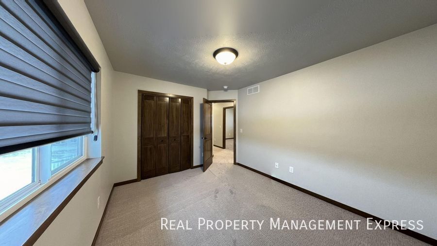 Building Photo - Modern Luxury: 3BR Townhome with Stylish F...