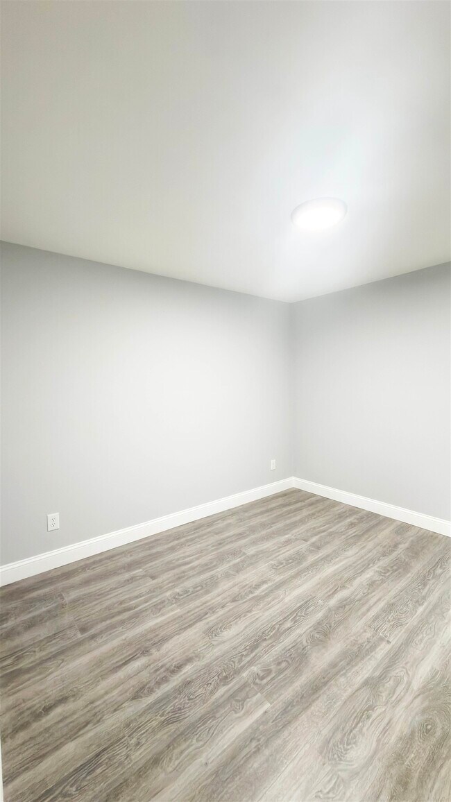 Building Photo - 552 38th St