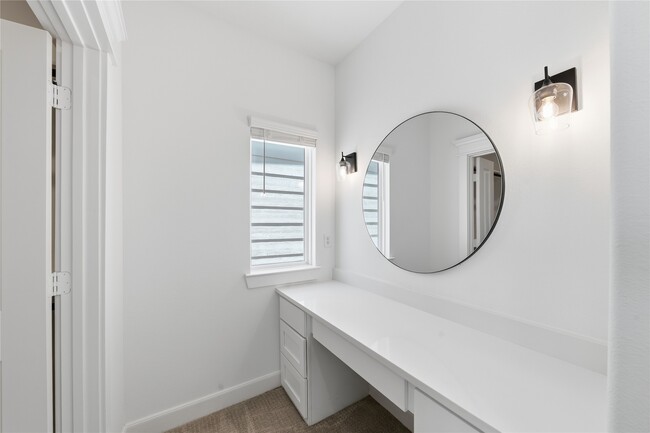 Building Photo - 819 W 19th St