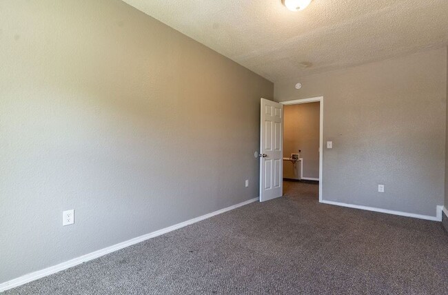 Building Photo - Rent to Own in Midwest City!