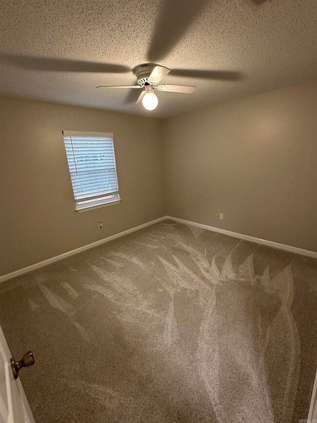 Building Photo - 9 Oak Forest Dr