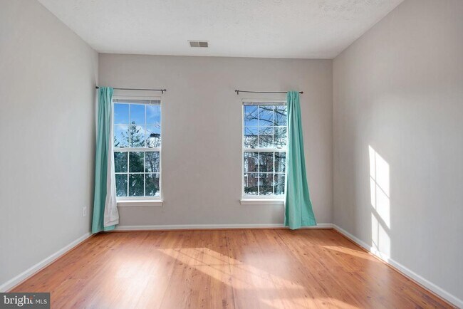 Building Photo - 2400 Chestnut Terrace Ct