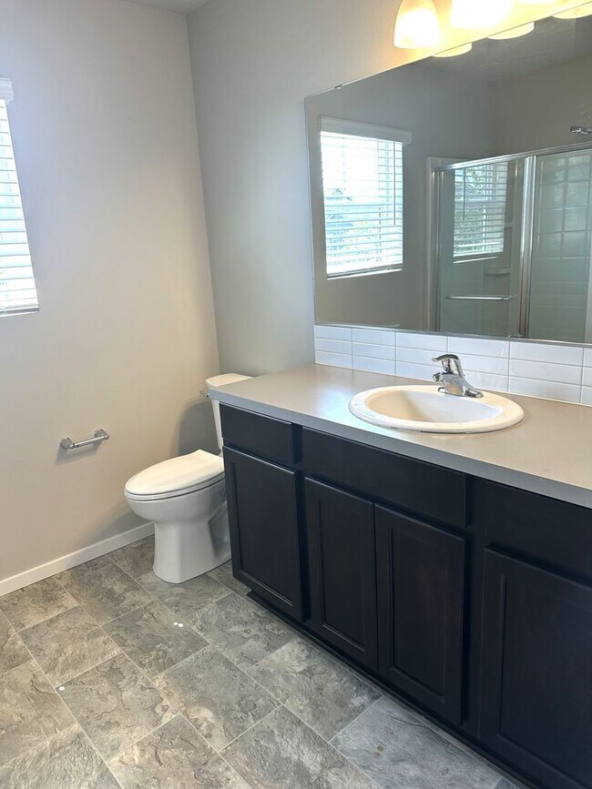 Building Photo - Puyallup - Beautiful 4 bedroom, 2.5 bath home! Available Now!