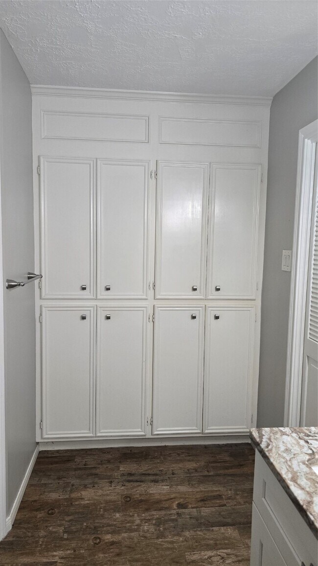 Building Photo - 3303 Candleway Dr