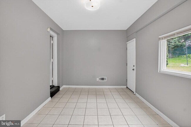Building Photo - 9211 E Parkhill Dr