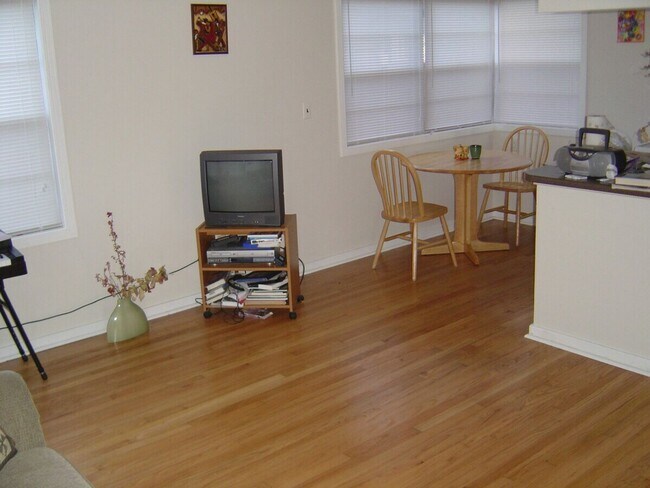 Building Photo - 819 Rider St