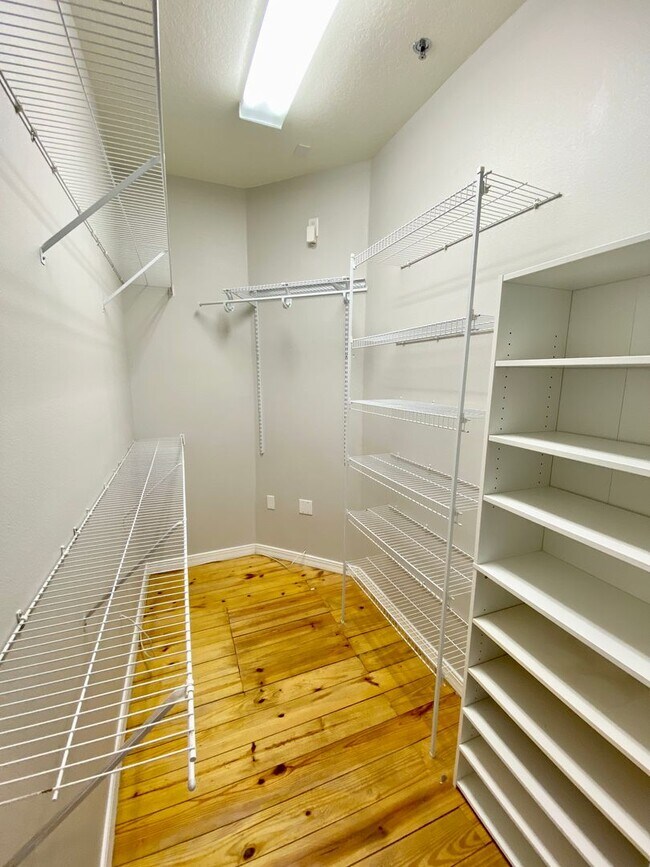 Building Photo - LUXURY TOWNHOME IN SODO 3/2.5 PLUS OFFICE AND BONUS ROOM  - DOWNTOWN ORLANDO