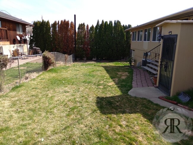 Building Photo - West Valley Studio Apartment - Washer/Drye...