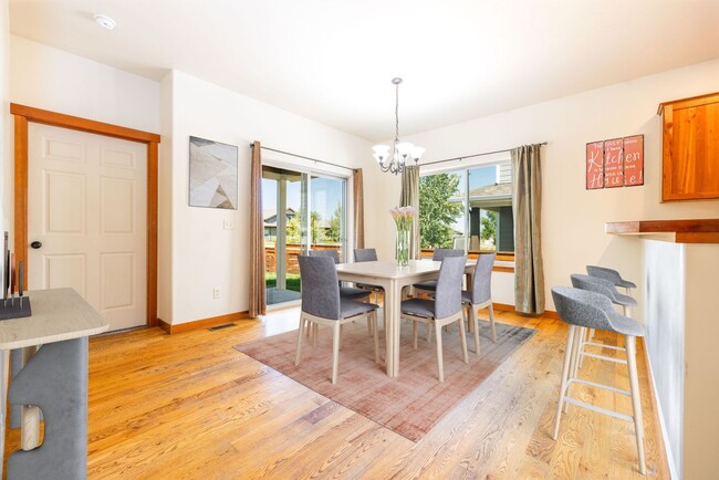 Building Photo - 3 Bed 2 Bath Single Home with wood floors ...