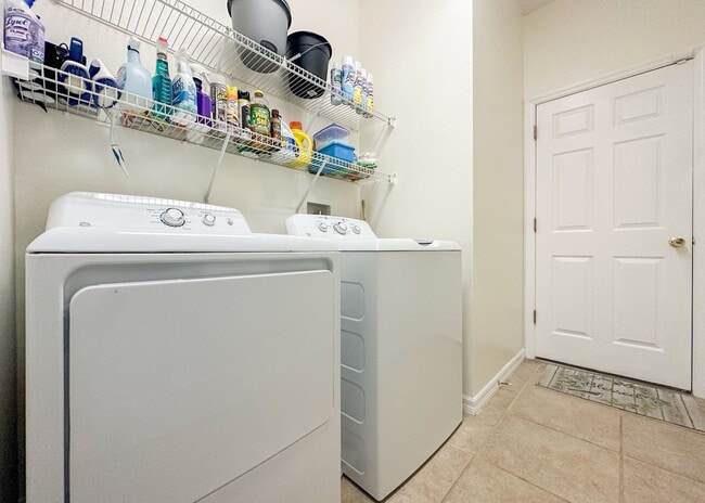 Building Photo - Furnished Rental in Golf Cart District!