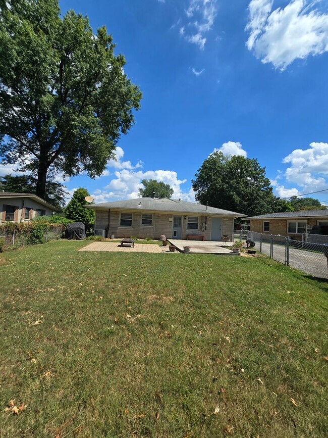 Building Photo - Newly remodeled 3 bed/1 bath home with a 1...