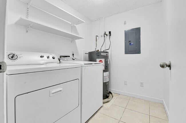 Building Photo - $1,895 - 2 Bed 2 Bath Condo in Aurora with...