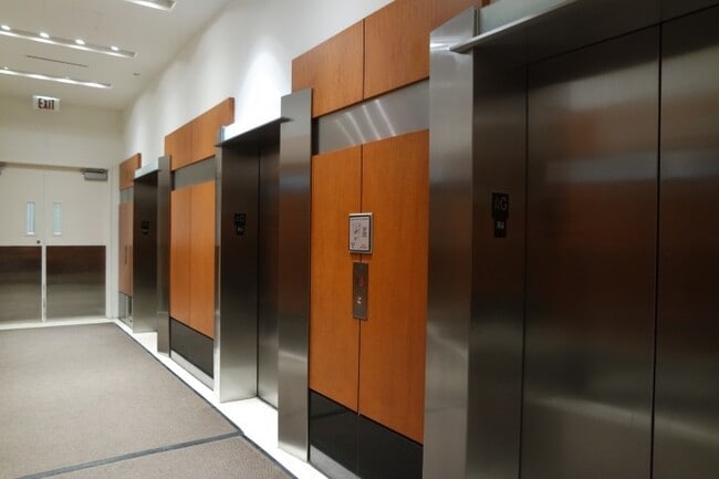 Building Photo - 512 N McClurg Ct