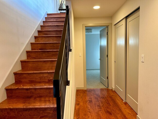 Building Photo - Gorgeous Greenlake Townhouse with Parking