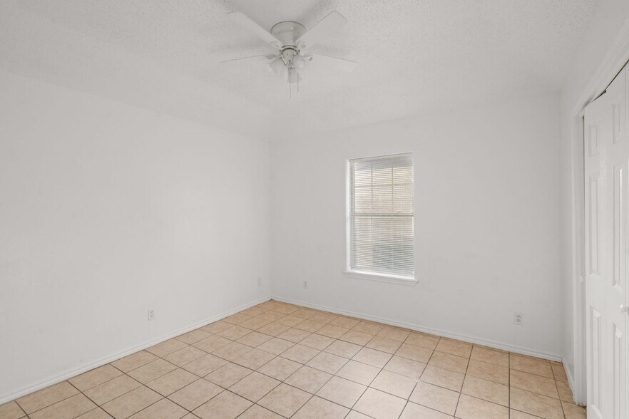 Building Photo - 1219 W Carmen Ave